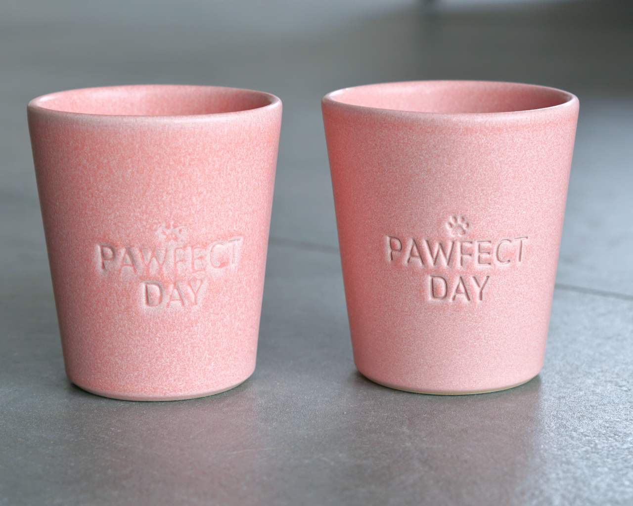 Becher "Pawfect Day" in rosa