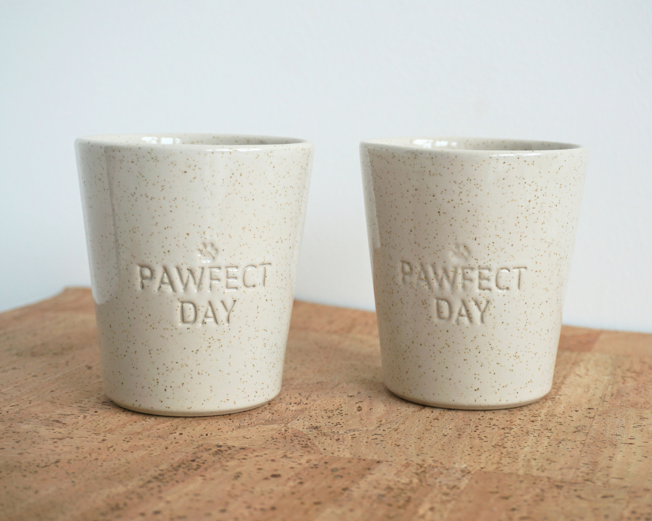 Becher "Pawfect Day" in beige-gesprenkelt