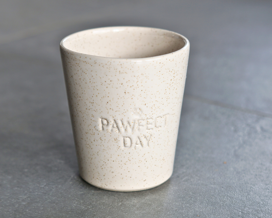 Becher "Pawfect Day" in beige-gesprenkelt